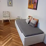 Cálido apartamento a 8 cuadras del mar y a 3 de 18 Julio Hay una gatita