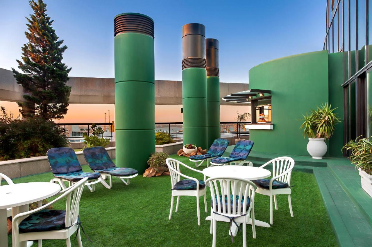 Radisson Victoria Plaza