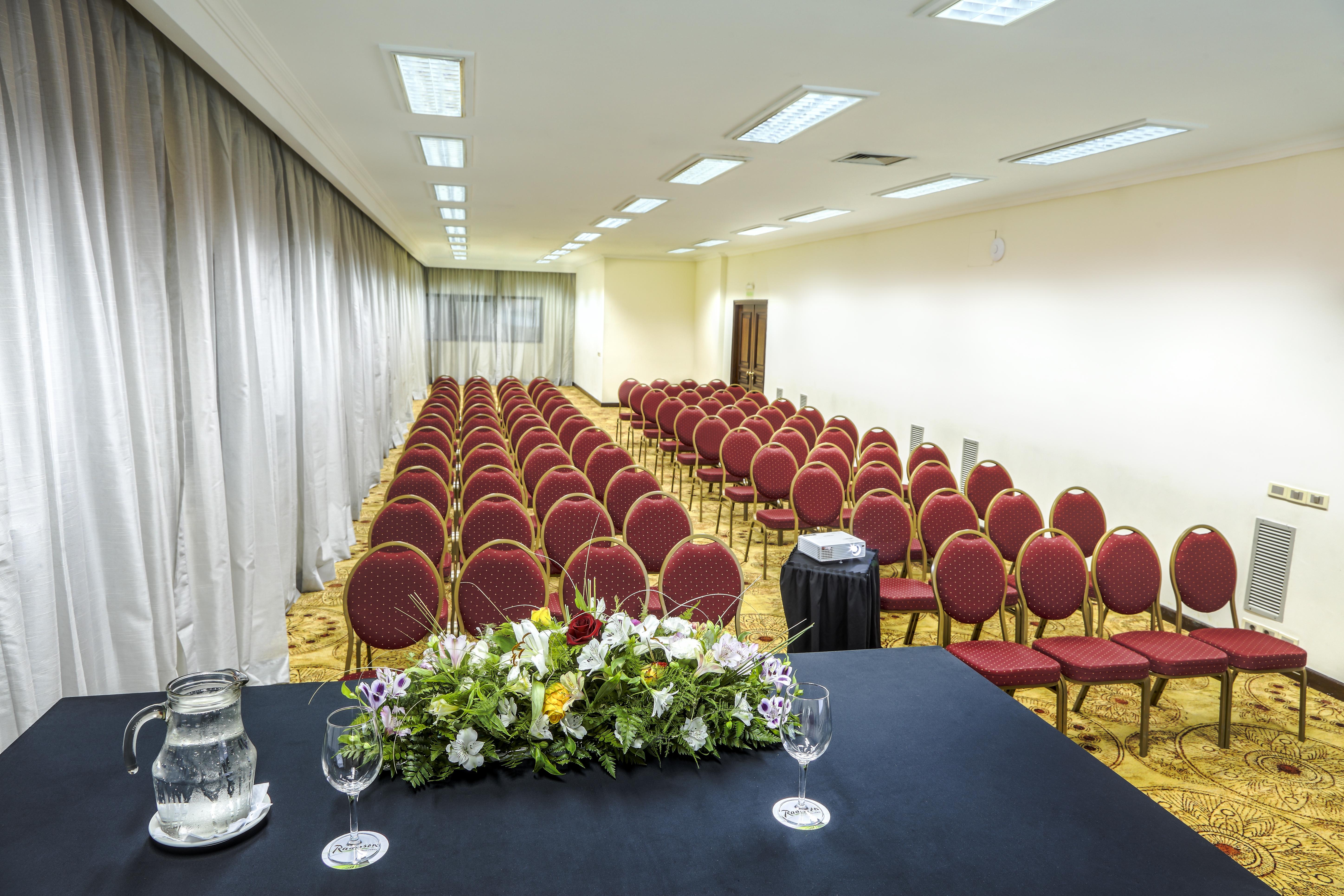 Radisson Victoria Plaza Hotel 5*