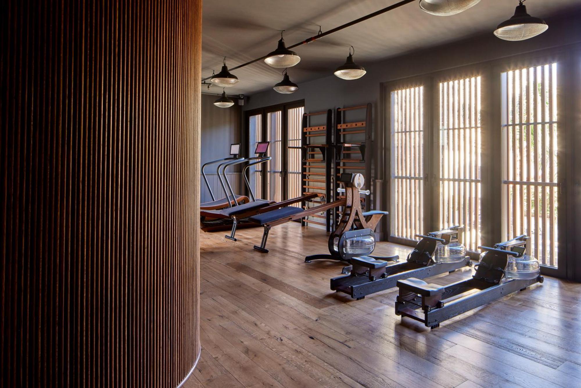 - Leading Of The World 5* Montevideo