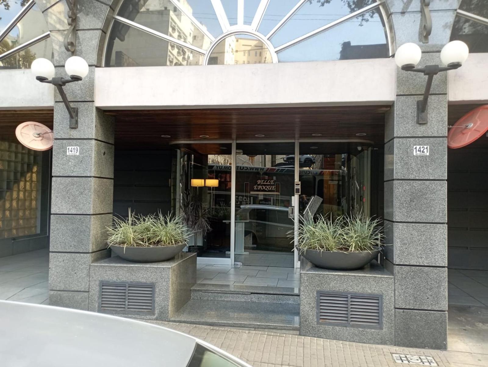 Comodo Centrico Con Garaje * Montevideo