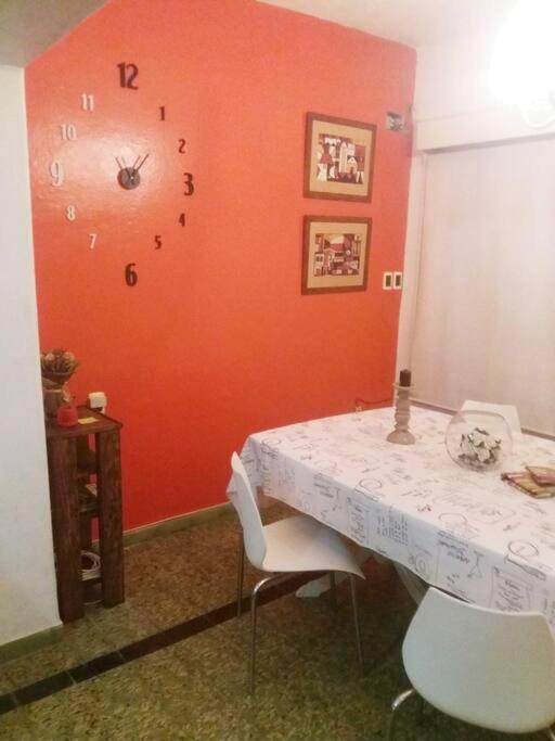 Muy Linda Casa A 1 Cuadra De Terminal De Omnibus Сasa de vacaciones Montevideo