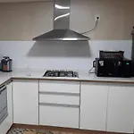 Habitación cuarto grande con baño privado en Parque Rodó