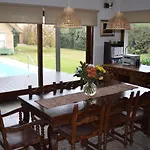 Agradable y espaciosa casa - bungalow con piscina