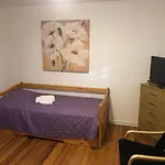 Habitación cuarto grande con baño privado en Parque Rodó