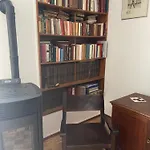 Quaint, Cozy Apart In Best Location
