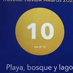 Playa, bosque y lago
