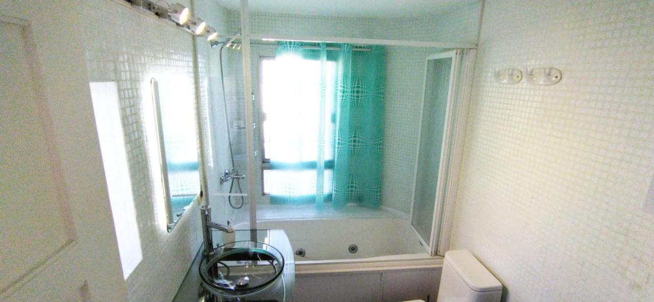 House With Large Terrace, Jacuzzi And Gated Parking For One Car Сasa de vacaciones