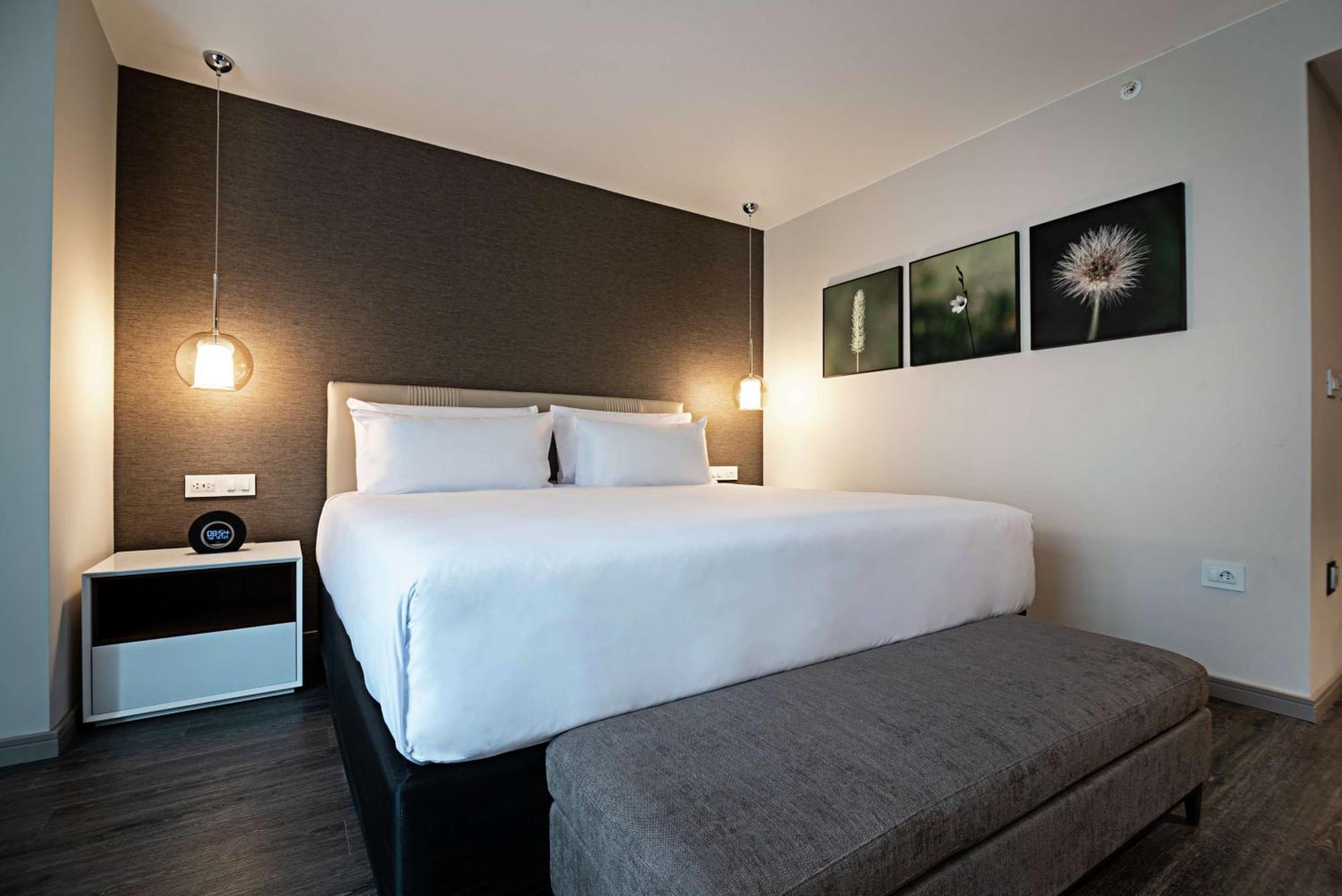 Soro Montevideo, Curio Collection By Hilton