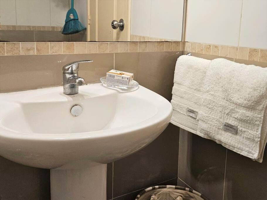 Fantastic Spot: W/parking 2 Blocks To World Trade Center, 3 To Apartamento Montevideo