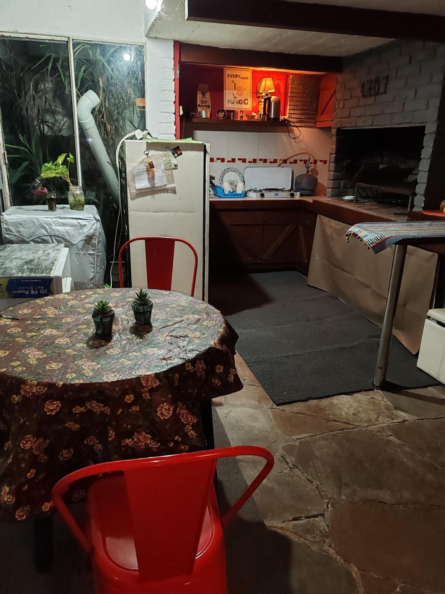 Apto Independiente Al Fondo De Casa Familiar Montevideo
