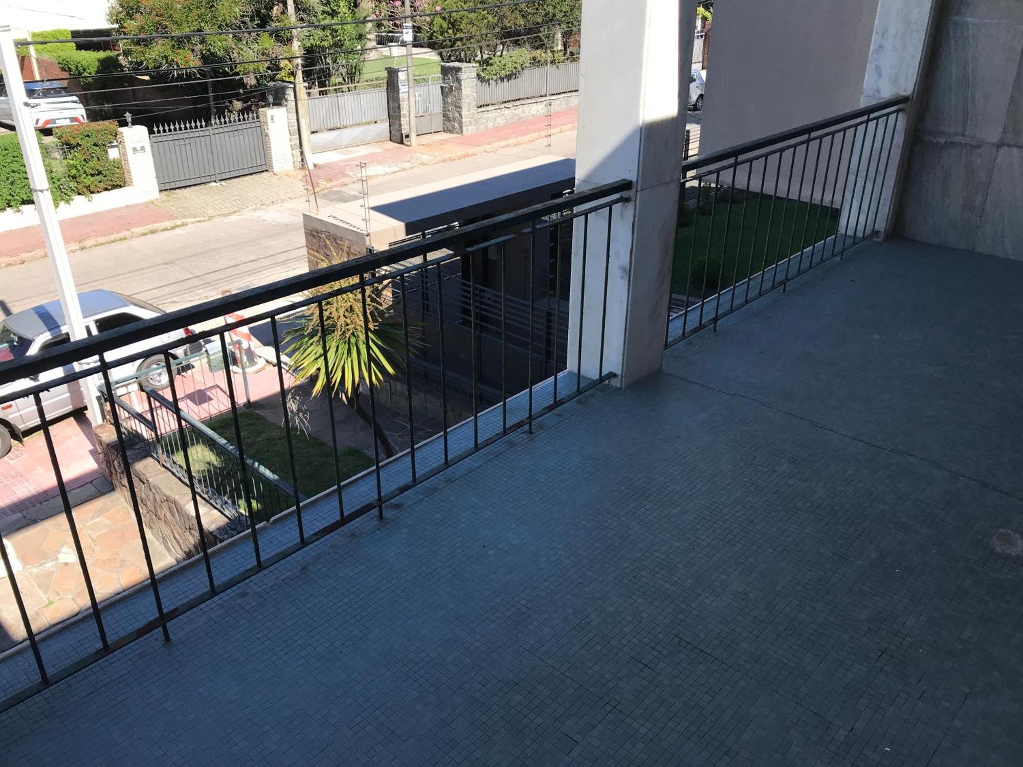 Large 2 Floors In Carrasco
