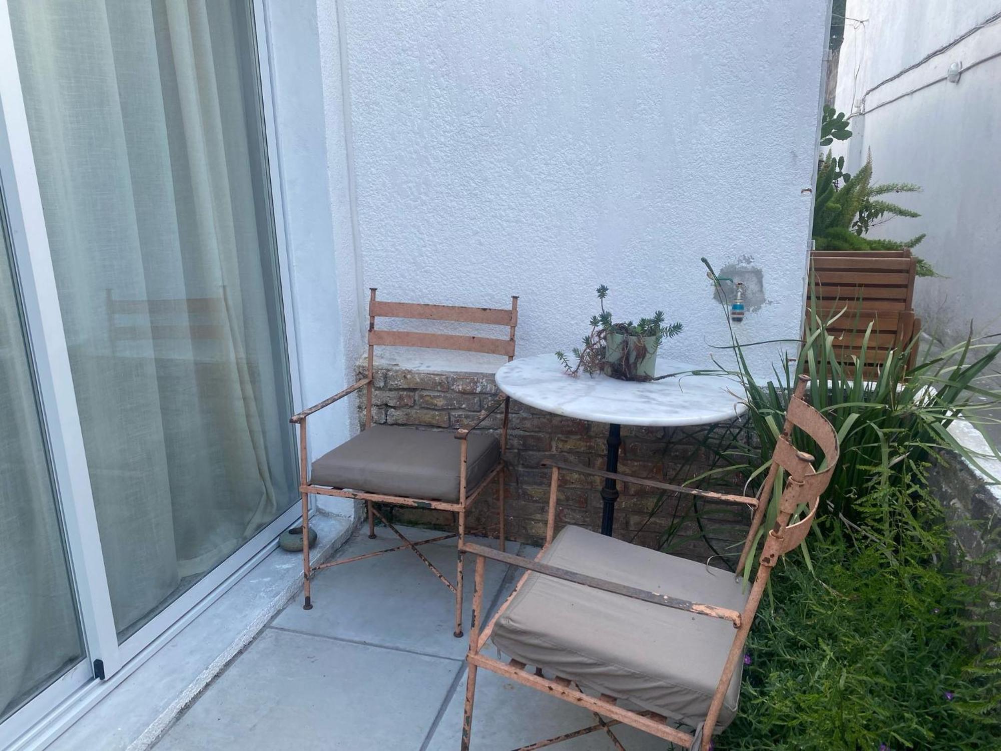 Con Encanto Y Patio Privado, Cerca De Playa Pocitos Apartamento
