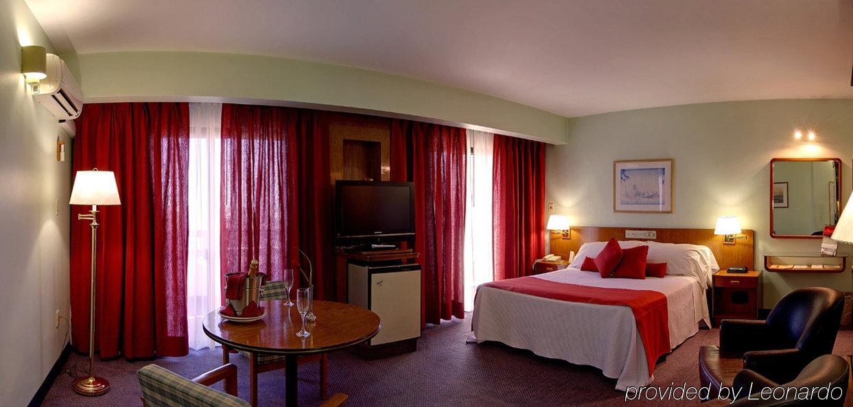 Balmoral Plaza Hotel 4*