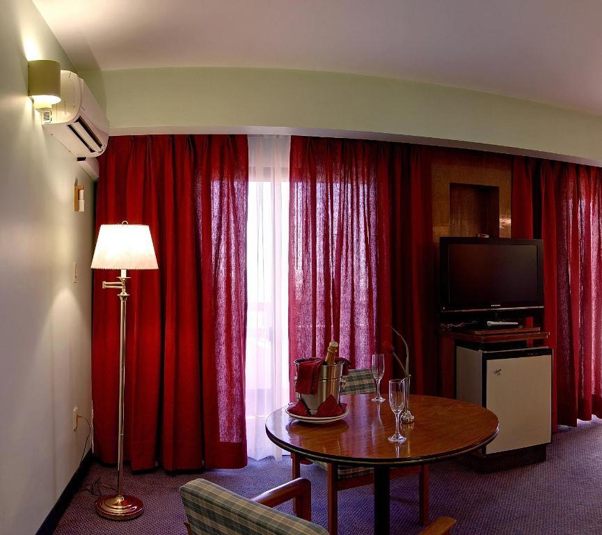Balmoral Plaza 4*