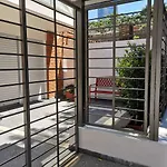 iluminado, alegre y acogedor monoambiente