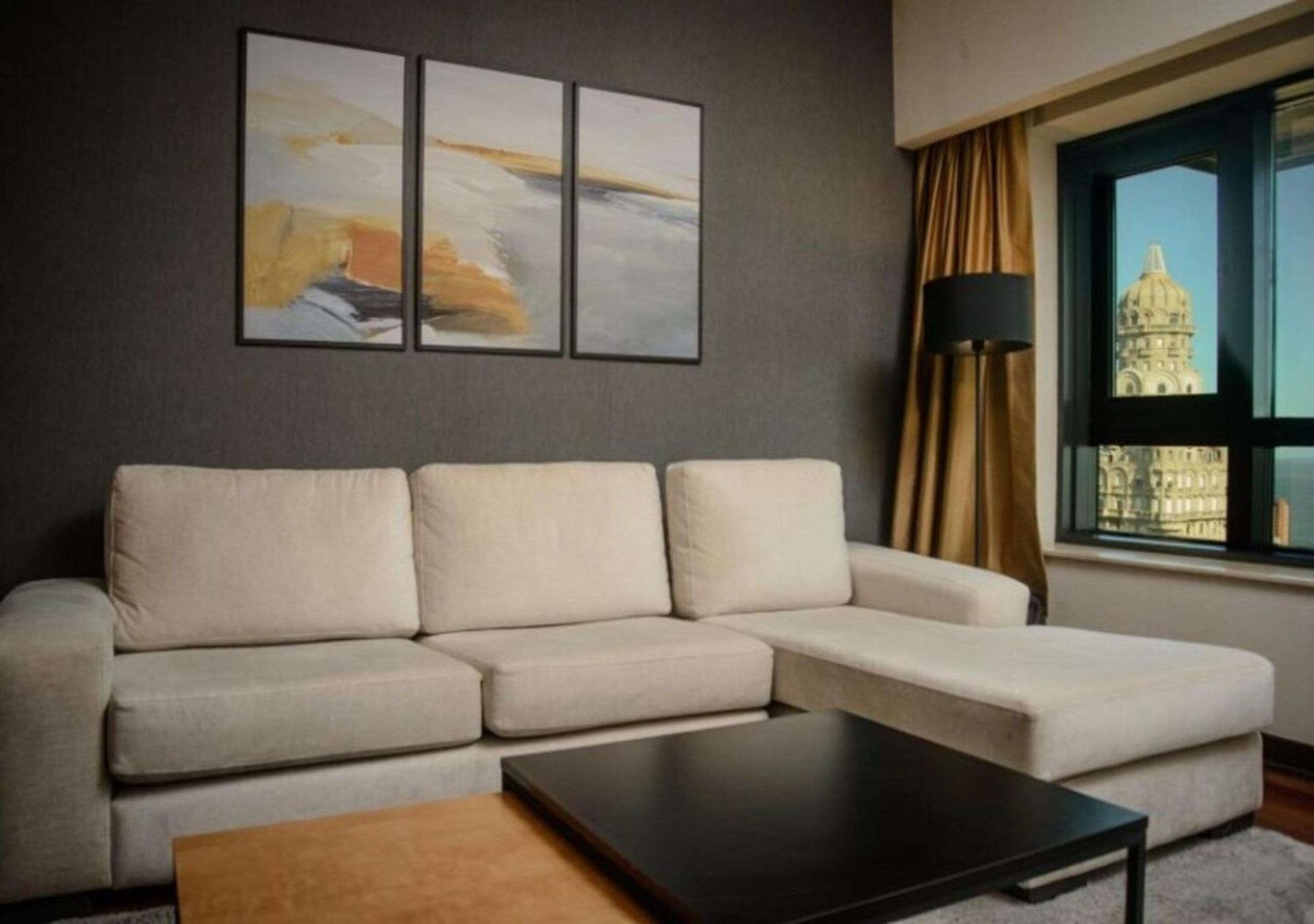 Radisson Victoria Plaza