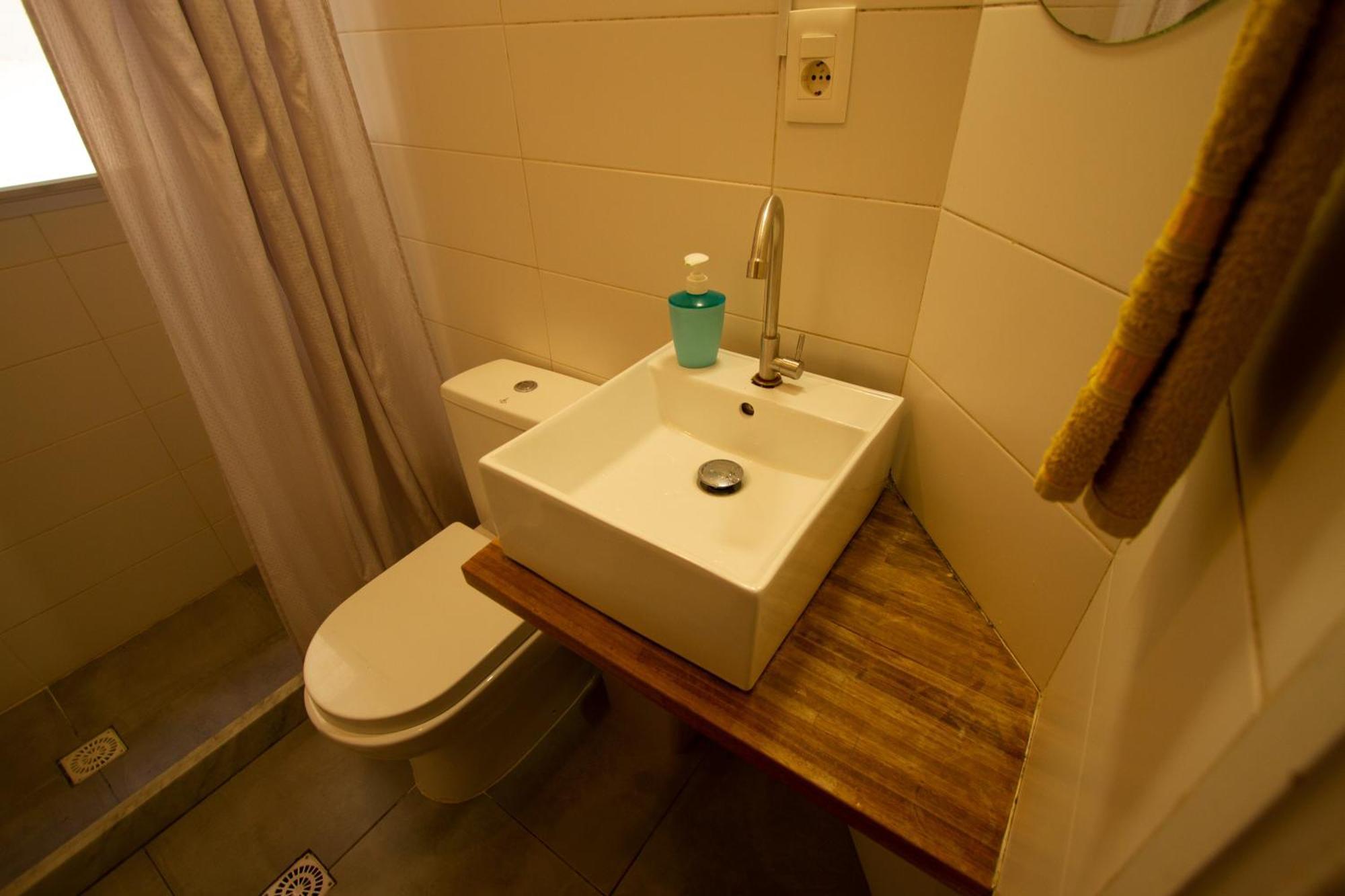 Yh Hostal *